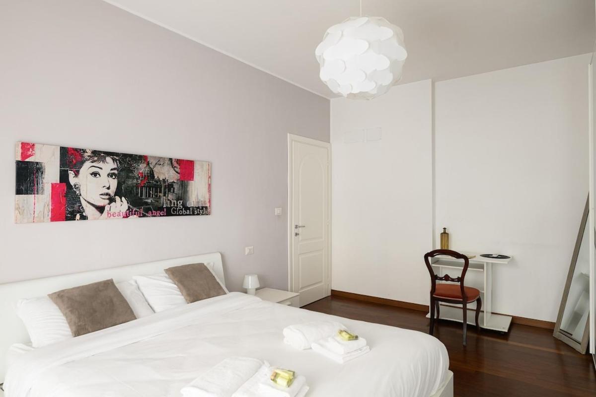 Banksy Inspired - Colli Albani Apartment Rom