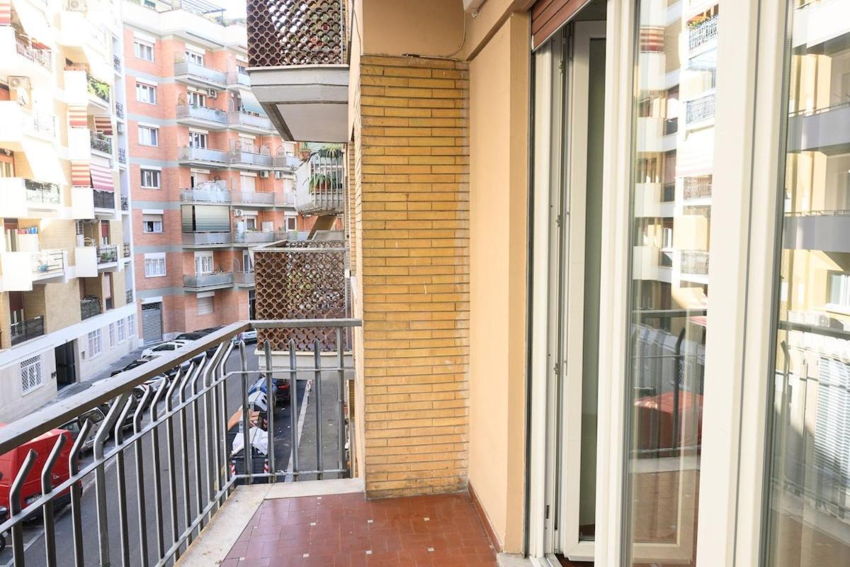 Banksy Inspired - Colli Albani Apartment Rom